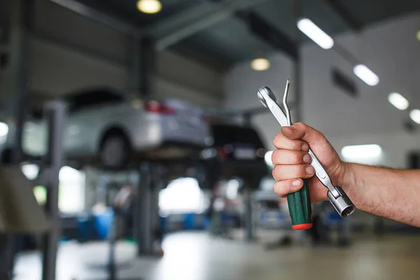 Hand Car Repairman Keys Special Tool Background Service Area Mechanic — Stock Photo, Image
