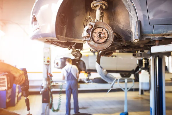 Auto Wordt Opgetild Voor Reparatie Een Lift Een Tankstation Een — Stockfoto