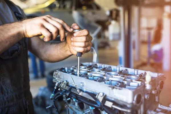 Hand Van Een Auto Reparateur Met Sleutels Een Speciaal Gereedschap — Stockfoto