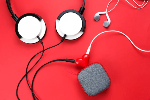 Heart Shaped Headphone Splitter Couple Love Connected Red Portable Speaker — Stock Photo, Image