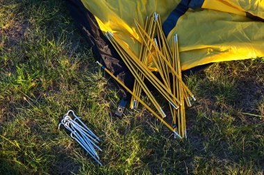 Alüminyum yay, turist çadırı ve yere su geçirmez bez monte etmek için çiviler. Turizm için hafif ekipman. Açık hava aktiviteleri, birleşme talimatları, yerli eko-turizm.