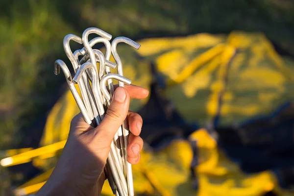 Aluminiumpfähle Für Die Montage Eines Gelben Zeltes Der Hand Großaufnahme — Stockfoto