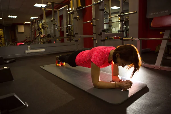 Femeia Stă Într Scândură Sala Sport Îmbrăcăminte Sportivă Antrenament Pentru — Fotografie, imagine de stoc