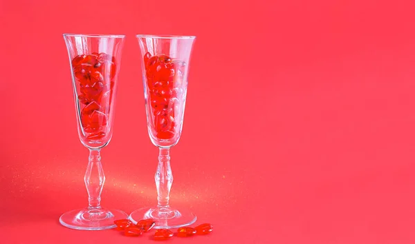 Kırmızı Zemin Üzerinde Cam Kalplerle Dolu Iki Şampanya Bardağı Mesaj — Stok fotoğraf