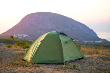 Deniz manzaralı ve gün doğumuyla dağlara turist çadırı kurduk. Ev turizmi, aktif yaz gezisi, aile maceraları. Ekoloji, kamp, dağ yürüyüşü. Ayu-Dag, Kırım.