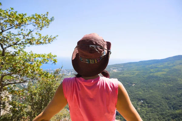 Vrouw Met Hoed Kijkt Uit Het Panoramische Uitzicht Van Berg — Stockfoto