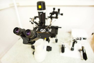 Yapay döllenme kliniğinin laboratuarında mikroskop ve optik ekipman var. Aşıların icadı, tüp bebek. Testler, yumurtanın döllenmesi.. 