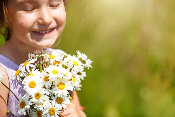 Kleines Mädchen Mit Einem Strauß Gänseblümchen Sommer Auf Einem Grünen — Stockfoto