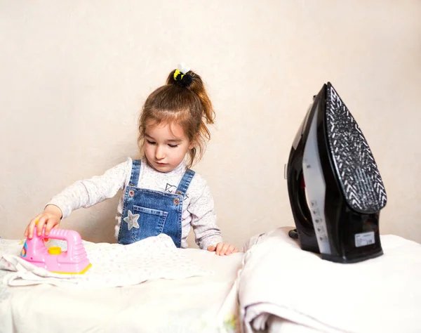 Una Niña Está Planchando Ropa Con Una Plancha Juguete Asistente —  Fotos de Stock
