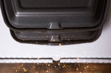 Yemek konteynırları ve bir pizza kutusu istiflenmiş. Gıda dağıtım servisi, hazır sipariş, tek kullanımlık plastik ve kağıt ambalaj, ekolojik olmayan çöp, tıkama ve geri dönüşüm. Boşluğu kopyala