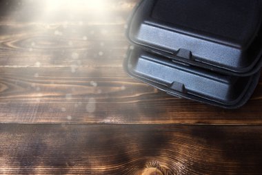 Yemek konteynırları ve bir pizza kutusu istiflenmiş. Gıda dağıtım servisi, hazır sipariş, tek kullanımlık plastik ve kağıt ambalaj, ekolojik olmayan çöp, tıkama ve geri dönüşüm. Boşluğu kopyala