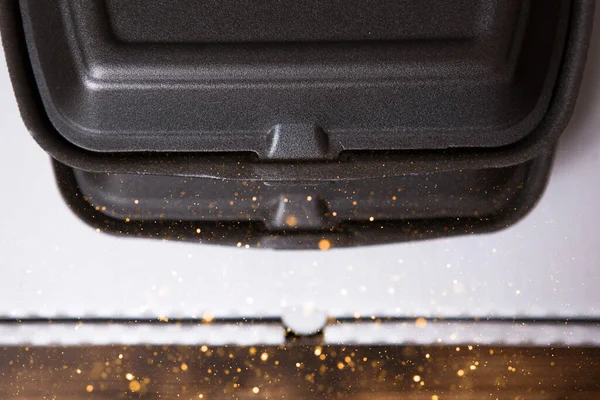 Yemek konteynırları ve bir pizza kutusu istiflenmiş. Gıda dağıtım servisi, hazır sipariş, tek kullanımlık plastik ve kağıt ambalaj, ekolojik olmayan çöp, tıkama ve geri dönüşüm. Boşluğu kopyala