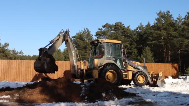 Bulldozer Hink Närbild Gräver Grop För Byggandet Grunden Till Huset — Stockvideo