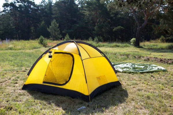 Instalado Tienda Campaña Turística Una Linterna Camping Naturaleza Bosque Turismo —  Fotos de Stock