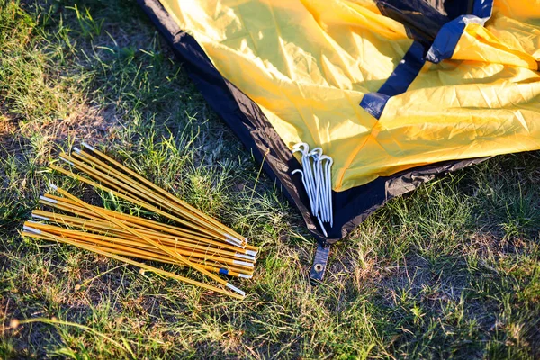 Aluminium Bevestigingsbogen Haringen Voor Installatie Van Toeristische Gele Tent Waterdichte — Stockfoto