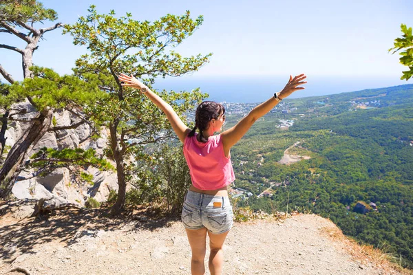 Vrouwelijke Toerist Met Opgeheven Handen Kijkt Uit Een Panoramisch Uitzicht — Stockfoto