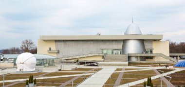 Kaluga Kozmonotlar Müzesi ikinci hattın açılışı için hazırlanıyor. Rocket Vostok, gökevi kubbesi, binanın önündeki Tsiolkovsky Parkı, yeniden inşa. 7 Nisan 2021, Kaluga, Rusya.
