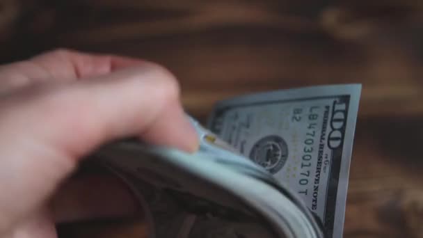 Kadınların Elleri Parayı Sayar Tahta Bir Masaya Dolar Koyar Banknotları — Stok video