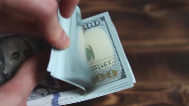 Nők Kezei Számolják Pénzt Pénzt Váltanak Egy Fából Készült Asztalra — Stock videók