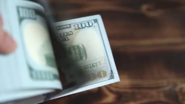 Perempuan Tangan Menghitung Uang Mereka Pergeseran Dolar Atas Meja Kayu — Stok Video