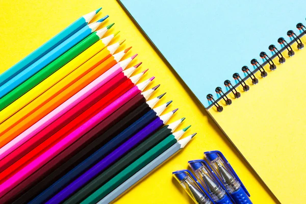 彩虹调色板彩色铅笔与螺旋笔记本电脑黄色背景 平面躺下 回到学校 学生招募 艺术家 绘画课 复制空间 促进创造力的文体 — 图库照片
