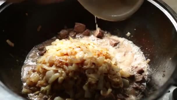 Cocinero Vierte Cebolla Salteada Sartén Con Los Trozos Carne Salsa — Vídeos de Stock