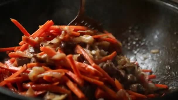 Cocine Con Una Cuchara Ranurada Mezcla Los Trozos Carne Cebollas — Vídeo de stock