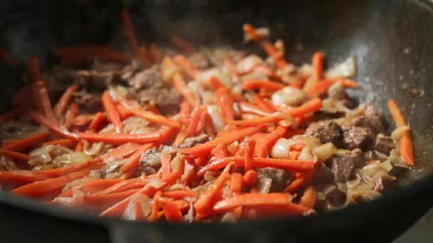 Liha Porkkana Sipulit Haudutetaan Pataan Kastikkeessa Lähikuvassa Kokki Peittää Ainekset — kuvapankkivideo