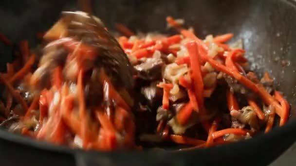 Gotować Łyżeczką Szczelinową Miesza Kawałki Mięsa Smażone Cebule Marchewki Sosie — Wideo stockowe