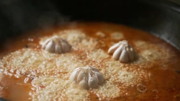 Knoblauchköpfe Werden Reis Mit Blubbernder Soße Gedünstet Dampf Kommt Aroma — Stockvideo
