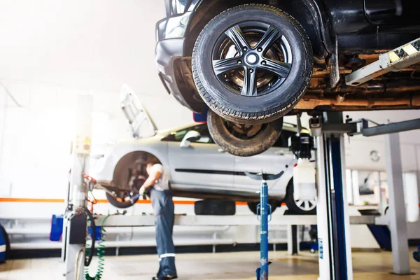 Auto Wordt Opgetild Voor Reparatie Een Lift Een Tankstation Een — Stockfoto