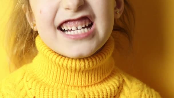 Lächeln Sie Mit Den Zähnen Eines Mädchens Aus Nächster Nähe — Stockvideo