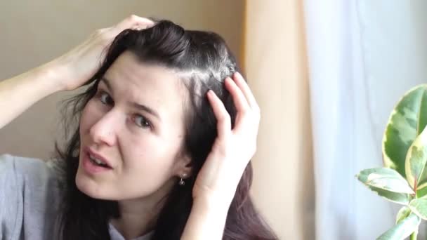 Una Joven Mujer Mira Tristemente Pelo Gris Espejo Está Preocupada — Vídeos de Stock