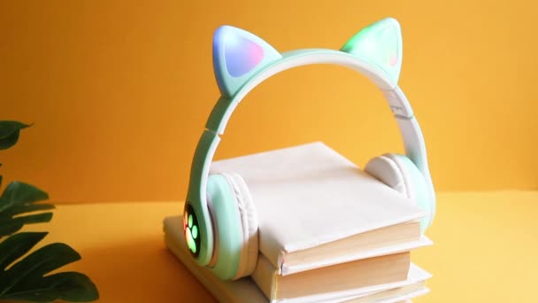Audio Cuentos Hadas Para Niños Audiolibros Concepto Con Auriculares Para — Vídeos de Stock