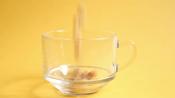 透明的碗与玉米和多粒片状黄色背景 片落在杯子里 快速健康的早餐 — 图库视频影像