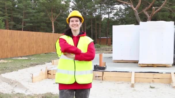 Engenheira Feminina Canteiro Obras Vestindo Chapéu Proteção Colete Sinal Perto — Vídeo de Stock