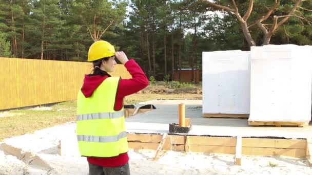 Ženský Inženýr Staveništi Ochranné Přilbě Signální Vestě Základů Domu Bedněním — Stock video