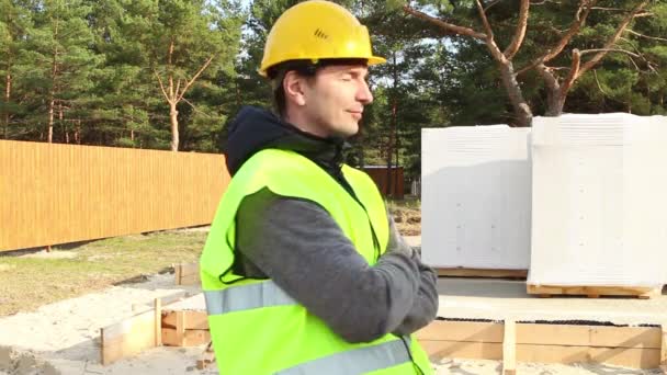 Trabalhador Construção Civil Colete Sinal Amarelo Remove Coloca Chapéu Proteção — Vídeo de Stock