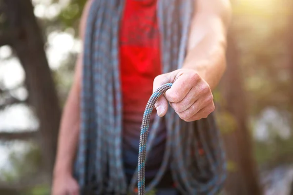 Een Blanke Klimmer Met Een Opgerold Touw Zijn Hand Kabelwikkeling — Stockfoto