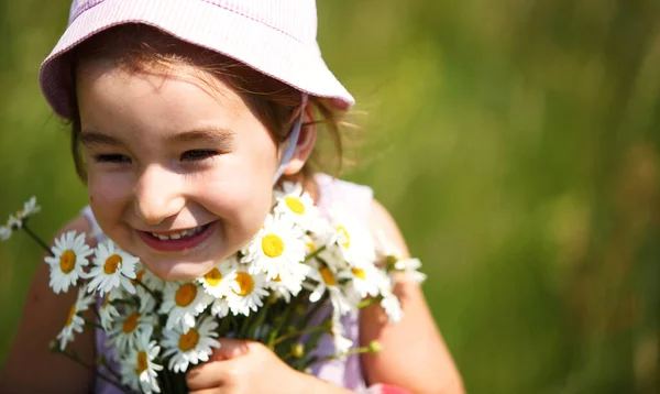 Kleines Mädchen Mit Einem Strauß Gänseblümchen Sommer Auf Einem Natürlichen — Stockfoto