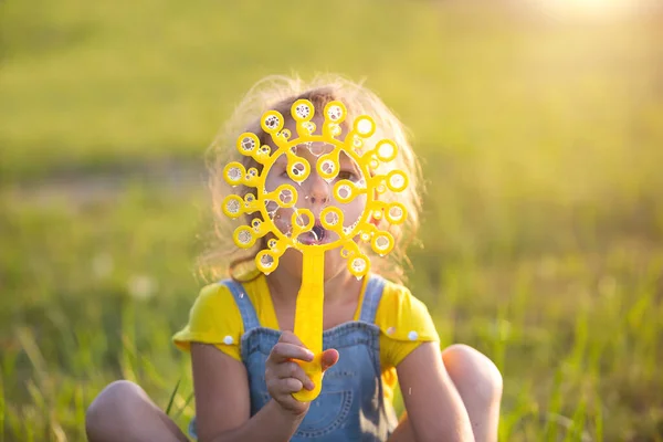 Una Chica Mono Mezclilla Sopla Burbujas Jabón Verano Campo Atardecer — Foto de Stock