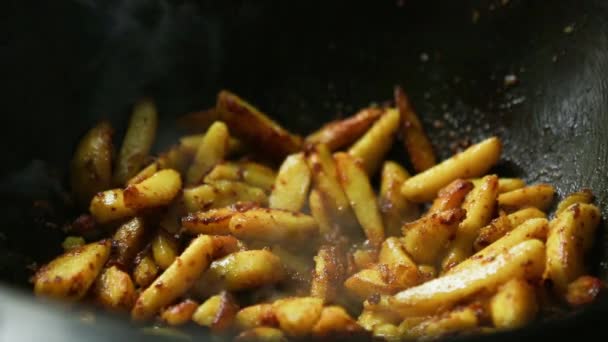 Шматочки Картоплі Смажать Олії Чавунній Сковороді Круглим Дном Приходить Пара — стокове відео