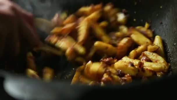 Mano Del Cuoco Con Cucchiaio Fessura Sta Mescolando Pezzo Patate — Video Stock