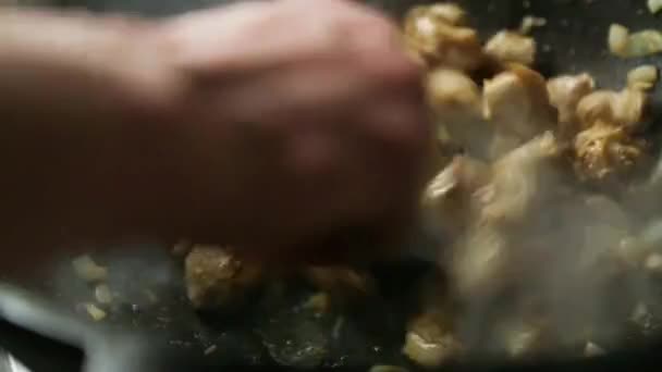 Рука Кухаря Щілинною Ложкою Перемішування Шматків Яса Цибулею Смажать Олії — стокове відео
