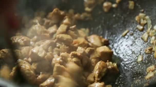 Mano Del Cocinero Con Una Cuchara Ranurada Está Revolviendo Trozos — Vídeos de Stock