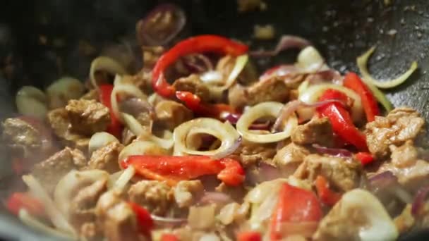 Pedaços Cortados Verduras Cebolas Pimentas Doces Carne Fritam Óleo Temperos — Vídeo de Stock