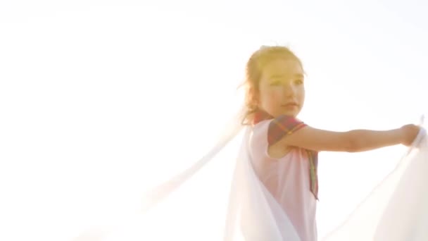 一个拿着奥林匹克旗帜的女体育迷在天空和阳光的映衬下跳舞 夏季奥运会 年轻的运动员 儿童奥运会 2021年5月20日 俄罗斯卡卢加 — 图库视频影像
