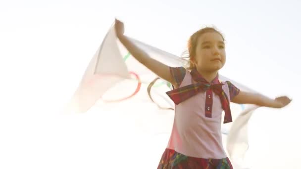 Flicka Sport Fläkt Med Olympisk Flagga Dansar Mot Bakgrunden Himlen — Stockvideo