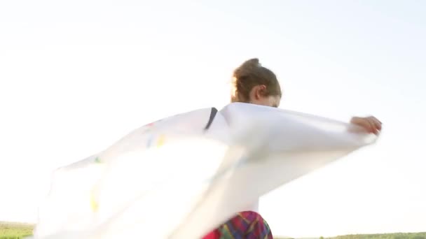 Una Chica Fanática Los Deportes Con Una Bandera Olímpica Baila — Vídeos de Stock