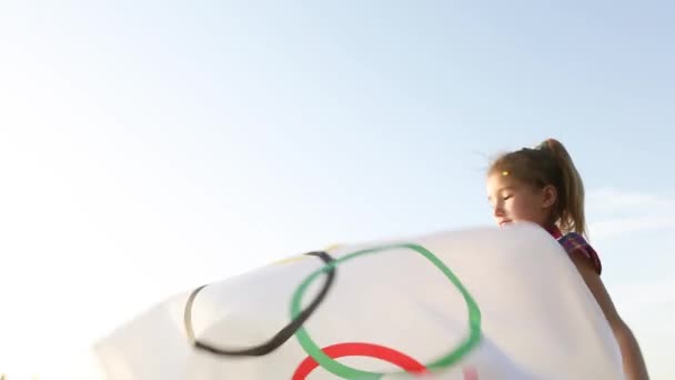 Дівчина Фанат Олімпійським Прапором Танцює Тлі Неба Сонця Літні Олімпійські — стокове відео